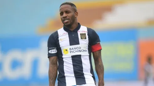 Jefferson Farfán no podrá enfrentar a Colo Colo.