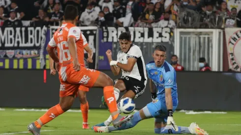 El Pibe aprovechó una gran asistencia de Emiliano Amor y puso el 2 a 1 ante Cobresal.