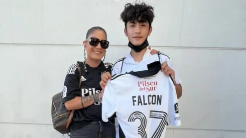 Joven hincha que fue asaltado recibió la camiseta de Maximiliano Falcón.