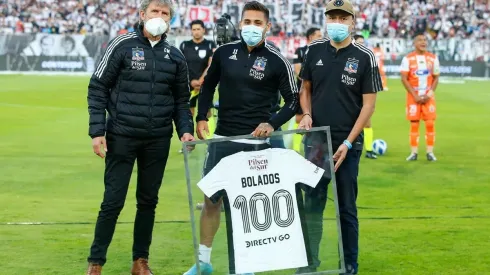 Marcos Bolados recibe una camiseta que reconoce sus 100 partidos en Colo Colo.