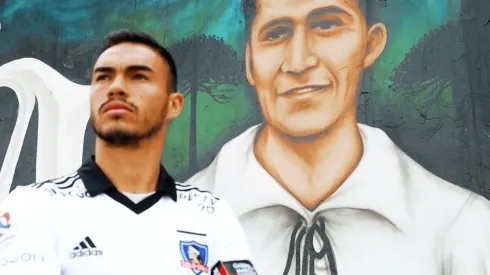 Gabriel Suazo junto al mural de David Arellano en el estadio Monumental.
