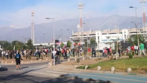 Largas filas se ven en el Estadio Monumental.