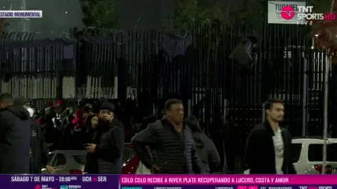 Hinchas de Colo Colo se saltaron las rejas e intentaron una avalancha para entrar al Monumental.