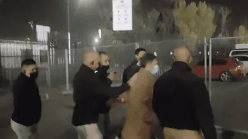 Aníbal Mosa saliendo rumbo a camarines mientras recibía los insultos de los hinchas.