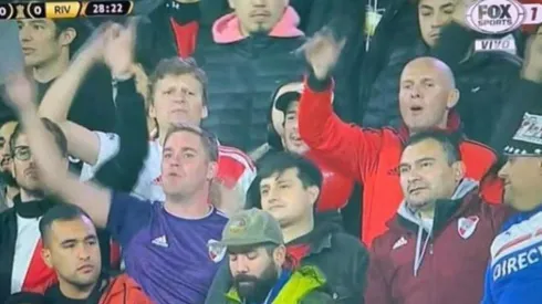 Un hincha de la UC llegó al Monumental para apoyar a River Plate.