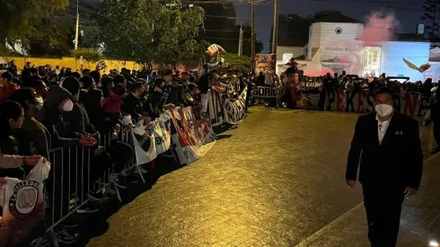Hinchas de Colo Colo llegaron en masa a realizar el Hotelazo en Lima