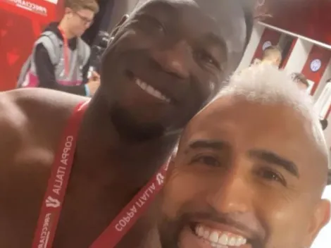 Vidal festeja junto a Felipe Caicedo y le toca la oreja a Byron Castillo