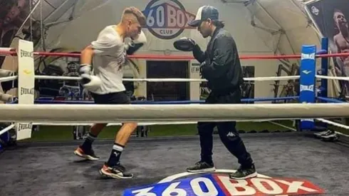 El Colorado sacó a relucir sus dotes entrenando boxeo.