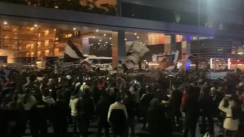 Hinchas de Colo Colo realizan Hotelazo en Argentina