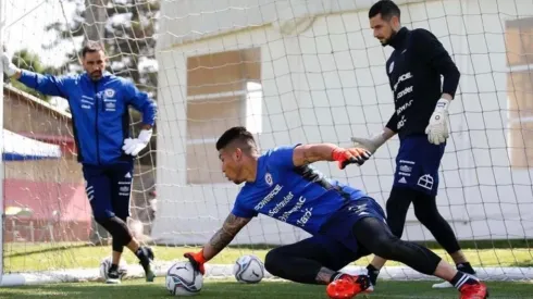 El Indio valoró todo lo que se aprende entrenando con Claudio Bravo y no lo quiere fuera de la Roja.