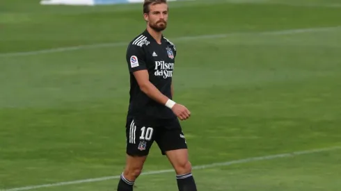 Gustavo Quinteros le muestra la salida de Colo Colo a Christian Santos