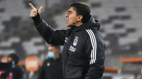 Gustavo Quinteros no ocultó su molestia ante la lentitud en la llegada de refuerzos.