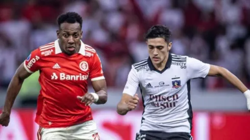 Moisés le toca la oreja a Pablo Solari