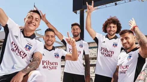 Los jugadores del club posando con la Camiseta 2022