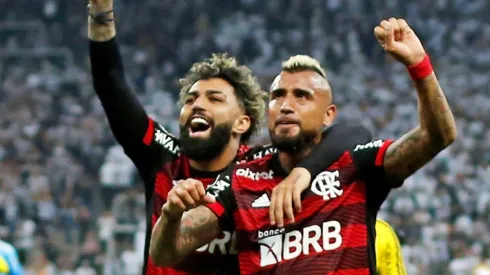 Arturo Vidal junto a Gabigol festejando el triunfo de Flamengo.