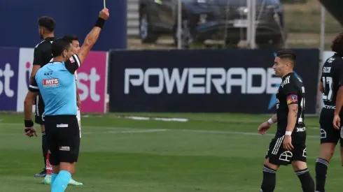 Roberto Tobar dirigiendo a Colo Colo