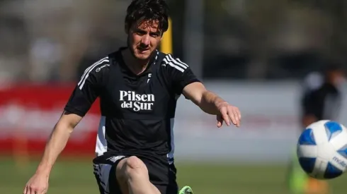 Exayudante de Marcelo Bielsa llena de flores a Marco Rojas.