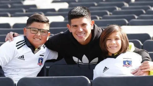 Esteban Pavez cumple el sueño del niño que le arrebataron camiseta de las manos.