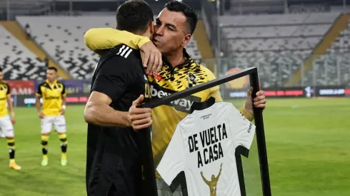 Esteban Paredes da luces de su partido de despedida en el Estadio Monumental.