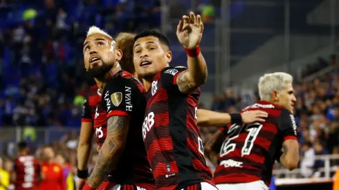 Flamengo y Arturo Vidal pierden terreno en el Brasileirao