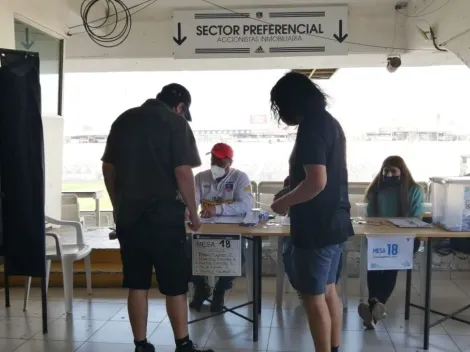 Hinchas de Colo Colo llegan al Monumental a ser vocales de mesa con su camiseta
