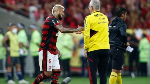 Valdivia se chorea con el DT de Flamengo por tener a Vidal en la banca.