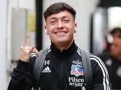 Zavala sube al columpio a Castillo con la lámina del álbum