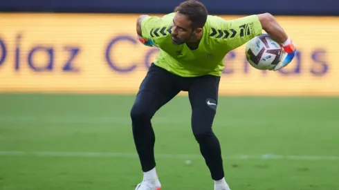 Video: Bravo desde el piso salva la portería del Betis con candado fortalecido.