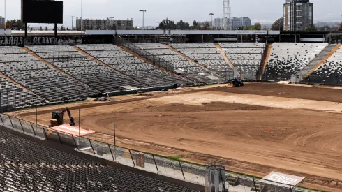 Colo Colo cambia el césped del Estadio Monumental.