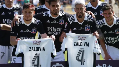 Colo Colo sale con camisetas especiales para Zaldivia en su salida del club.