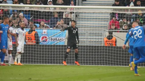 Cortés recibe las felicitaciones de Bravo por partido en La Roja.