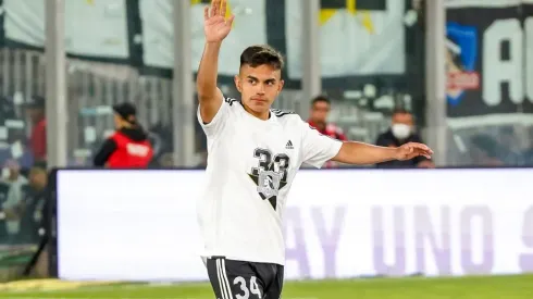 Gustavo Quinteros se saca el sombrero ante Vicente Pizarro.