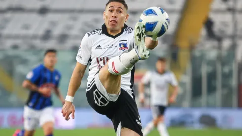 En Colo Colo están molestos ante una posible partida de Óscar Opazo a Racing.