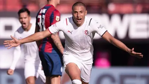 Colo Colo sigue esperando a Leandro Benegas.