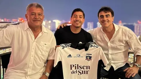 Córdova recibe camiseta de Colo Colo y visita de Quinteros con Borghi.