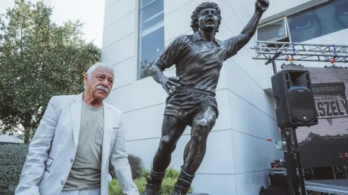 Carlos Caszely junto a la estatua en su honor