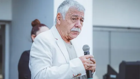 Hinchas de la U se rinden a los pies de Caszely y aplauden homenaje.