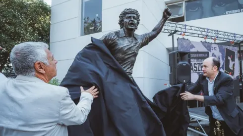Carlos Caszely se emocionó con el descubrimiento de su estatua