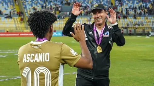 Luis Mena no puede más de orgullo tras levantar el título con Colo Colo FEM.