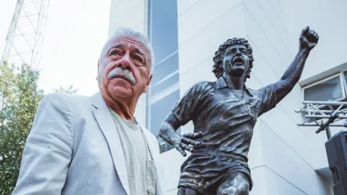 Carlos Caszely no puede de la emoción tras el homenaje