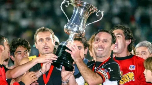 Marcelo Barticciotto levantando el título de la quiebra junto a Marcelo Espina.