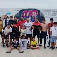 Erick Pulgar espanta el "mito urbano" y juega una pichanga con la camiseta de Colo Colo