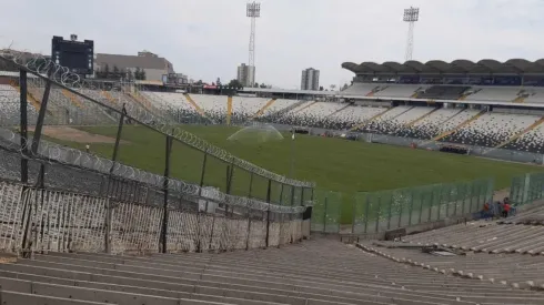 Ya luce verde el impactante cambio de la cancha del Monumental.
