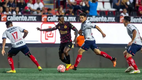 Periodista colombiano se rinde ante Fabián Castillo.