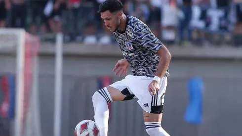 Cristián Basaure le presta ropa a Ramiro González.