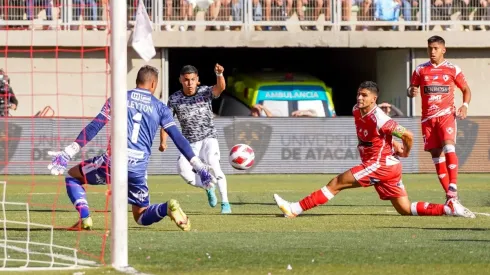 Thompson se tatúa la fecha de su primer gol con Colo Colo.