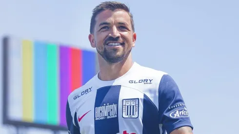 Gabriel Costa aún no puede hacer su estreno oficial con los íntimos.