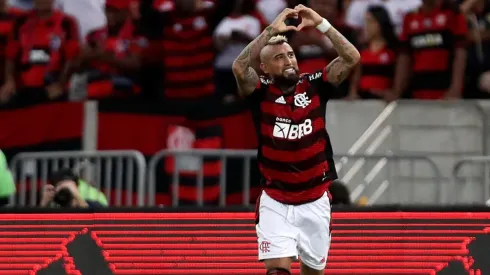 Vidal busca reconquistar a hinchas del Fla por sus dichos a Colo Colo.