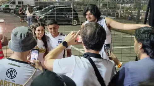 Jordhy Thompson recibió el cariño de los hinchas a la salida del estadio.