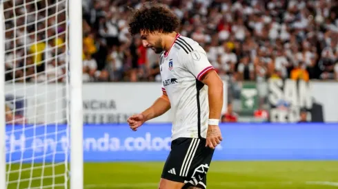 Maximiliano Falcón retirándose de la cancha tras ser expulsado.